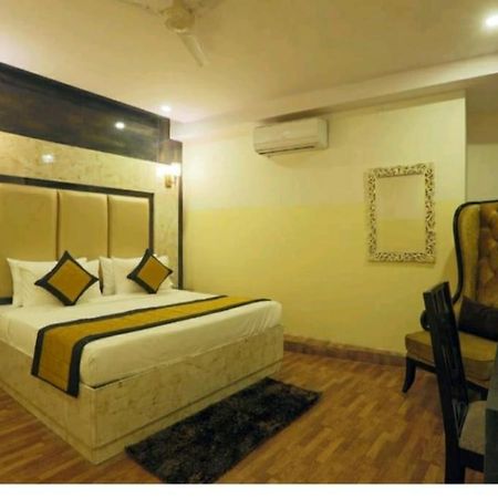 Hotel Plazzo New Delhi Exterior photo