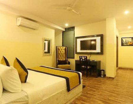Hotel Plazzo New Delhi Exterior photo