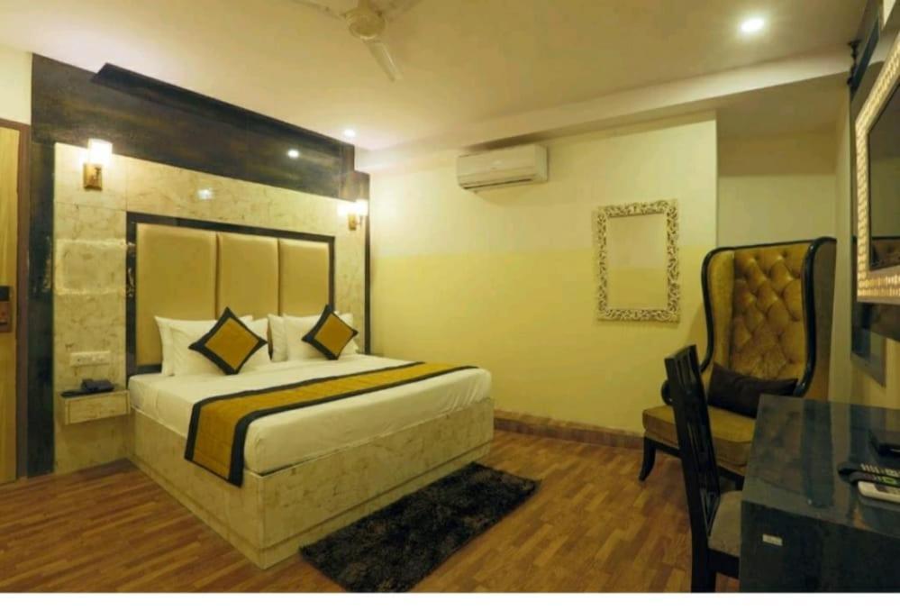 Hotel Plazzo New Delhi Exterior photo